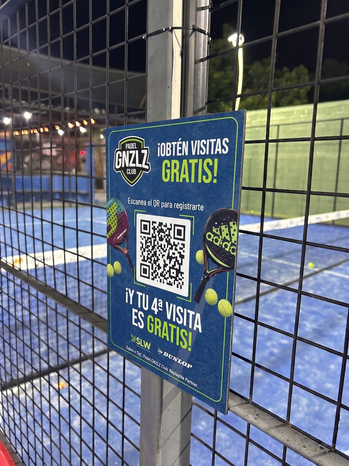 Cartel de exterior chico de PenwinCards con código QR