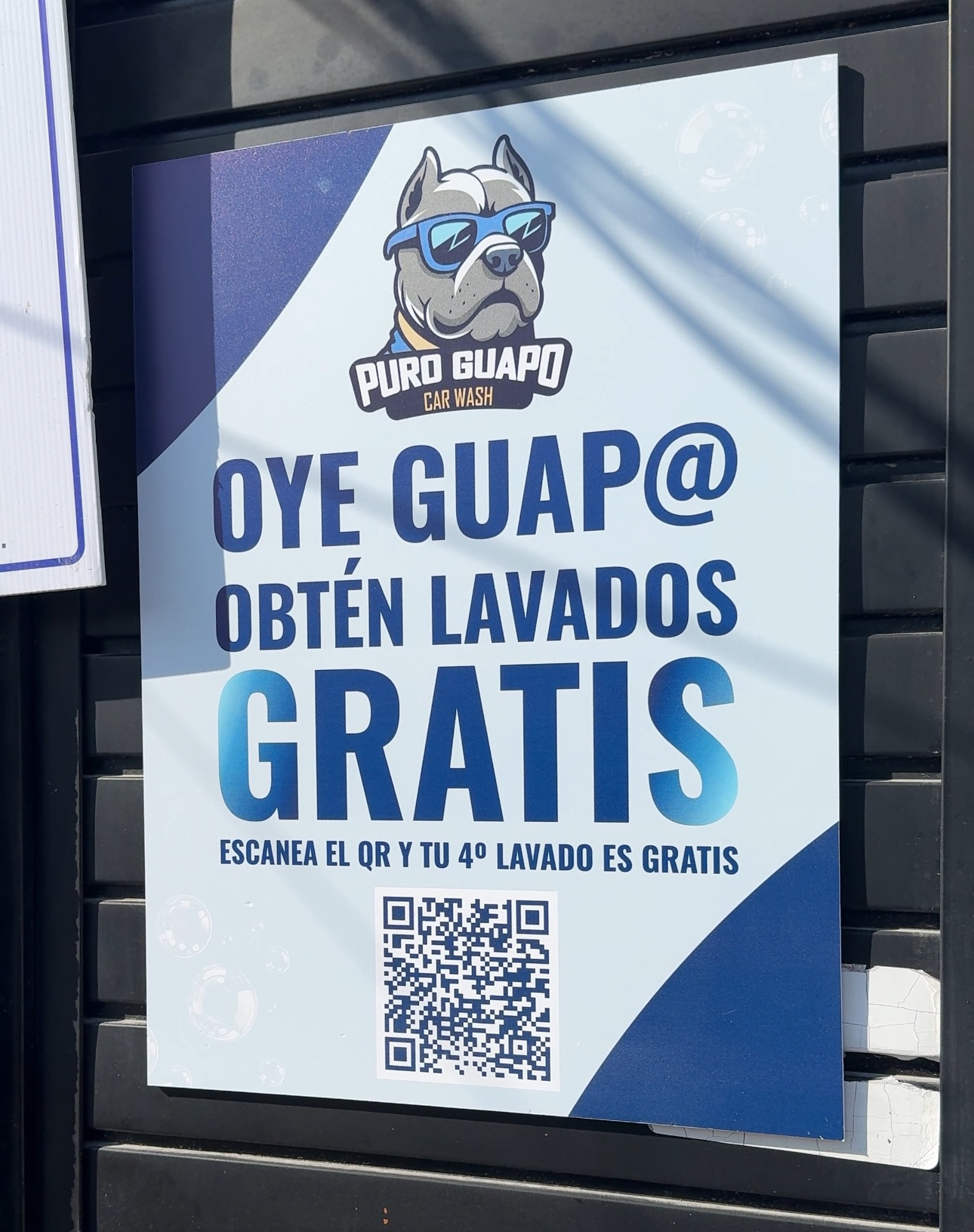 Cartel de exterior de PenwinCards con código QR